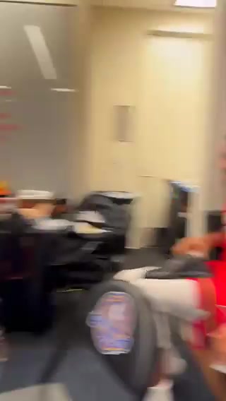 笑尿！字母哥在更衣室靈性模仿鴨梨打球