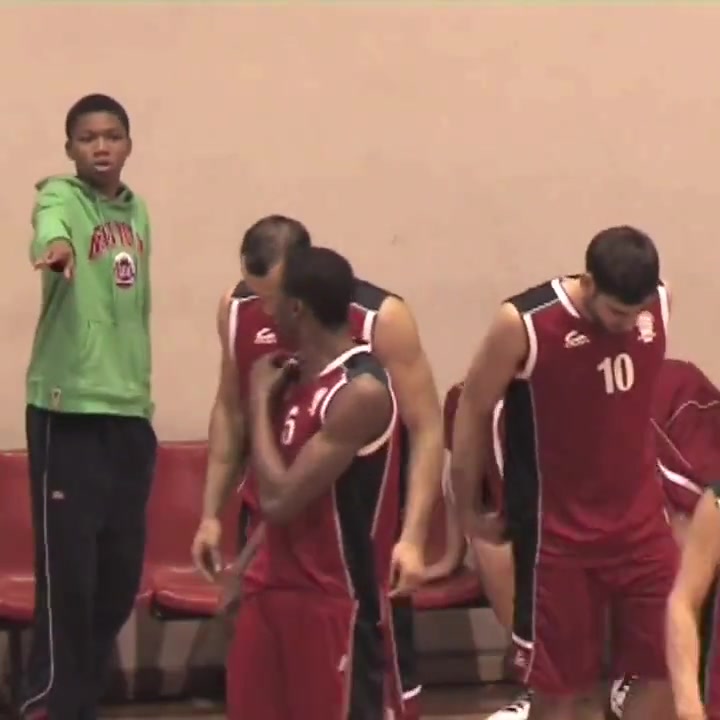 誰(shuí)能想到這個(gè)擦地的球童，后來(lái)成為了NBA的MVP+總冠軍！