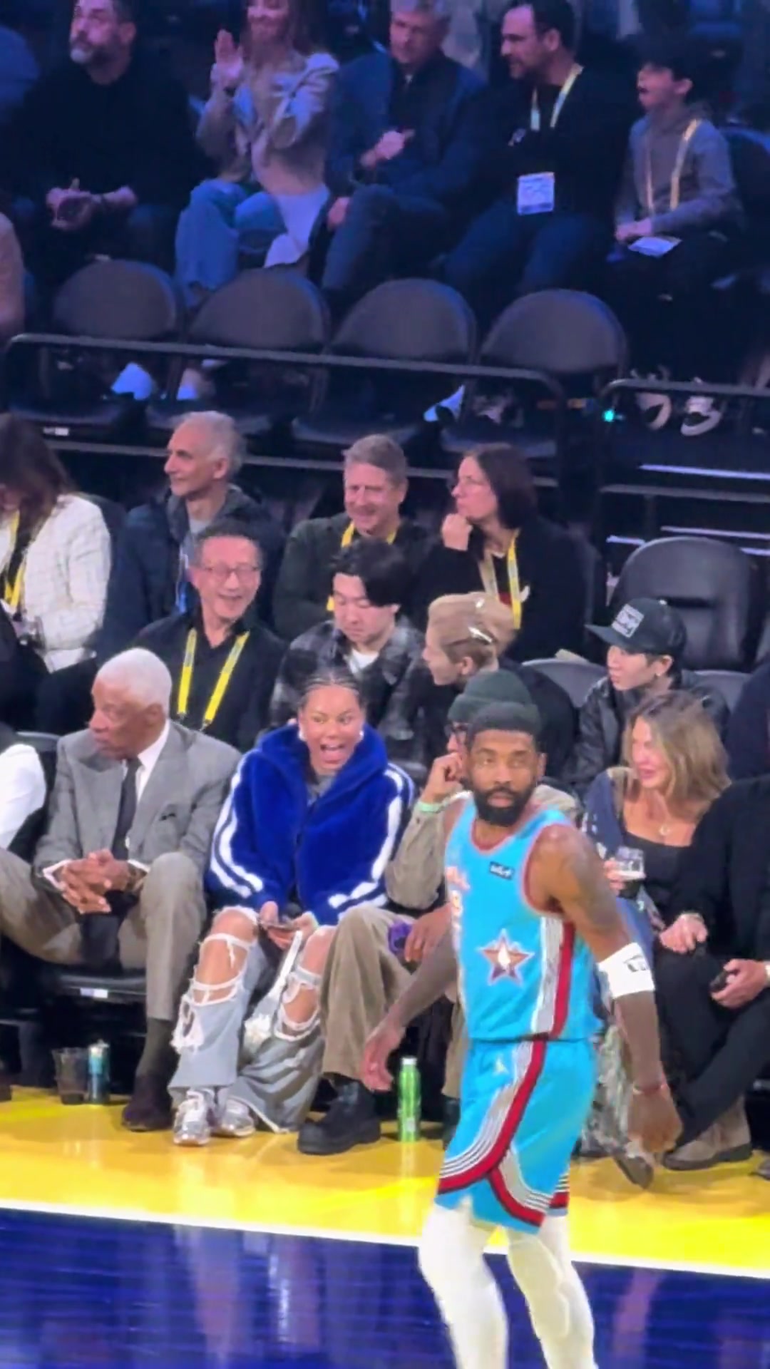 王嘉爾和籃網老板蔡崇信坐在一起看NBA，兩人明顯聊嗨了啊?。? title=