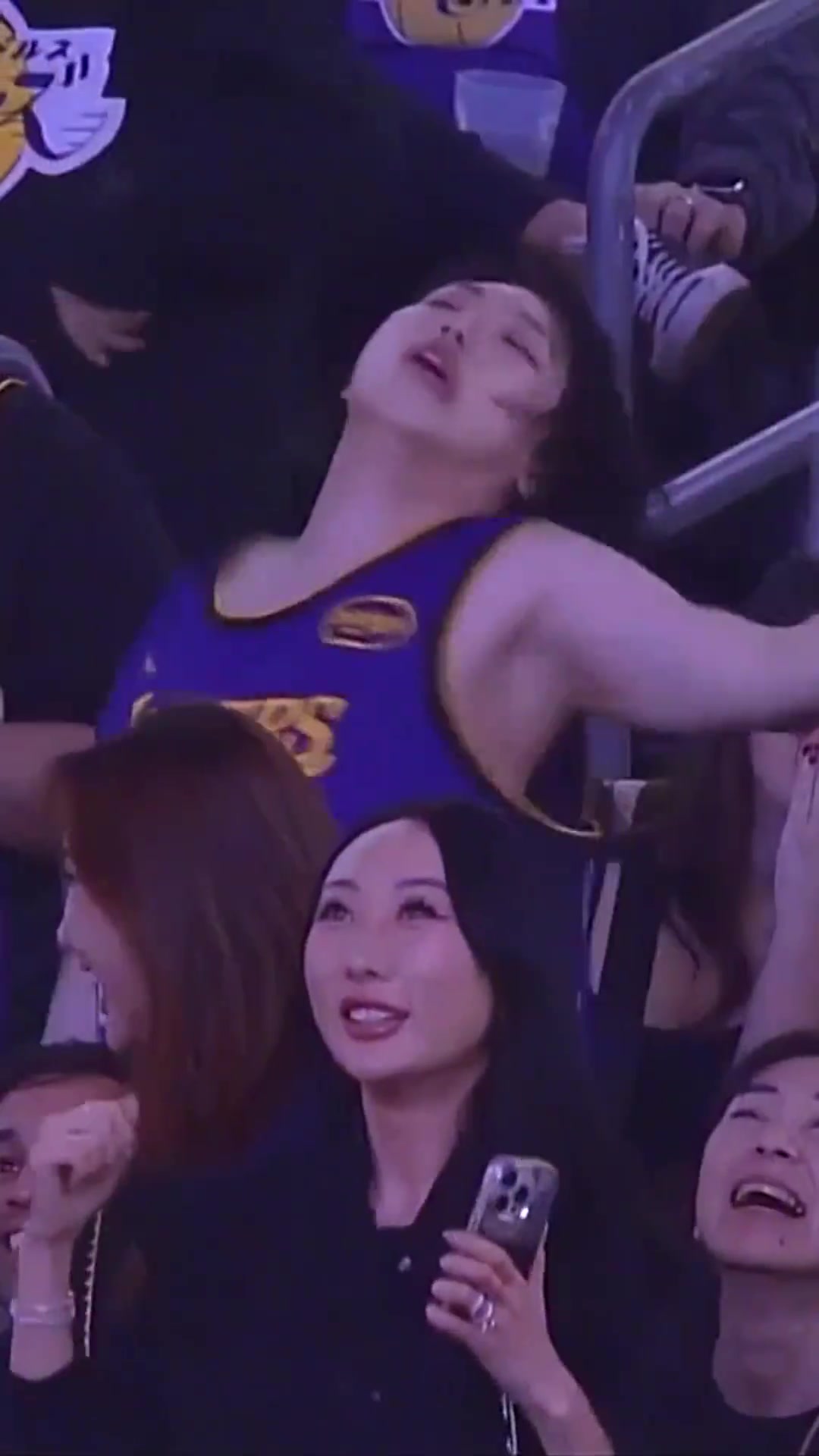 女球迷身穿八村塁球衣瘋狂尬舞 差點(diǎn)跳到缺氧了？？？