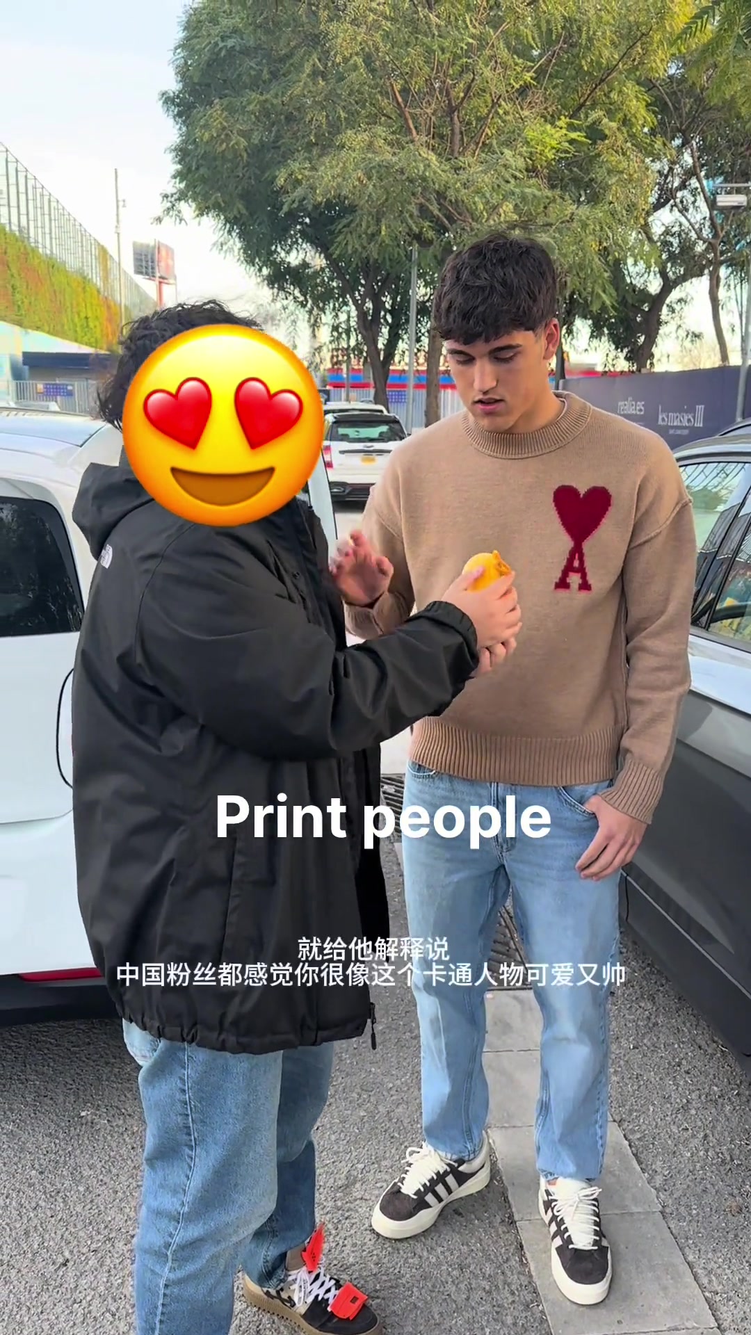 抽象！國人真的跑去給庫巴西送奶龍了