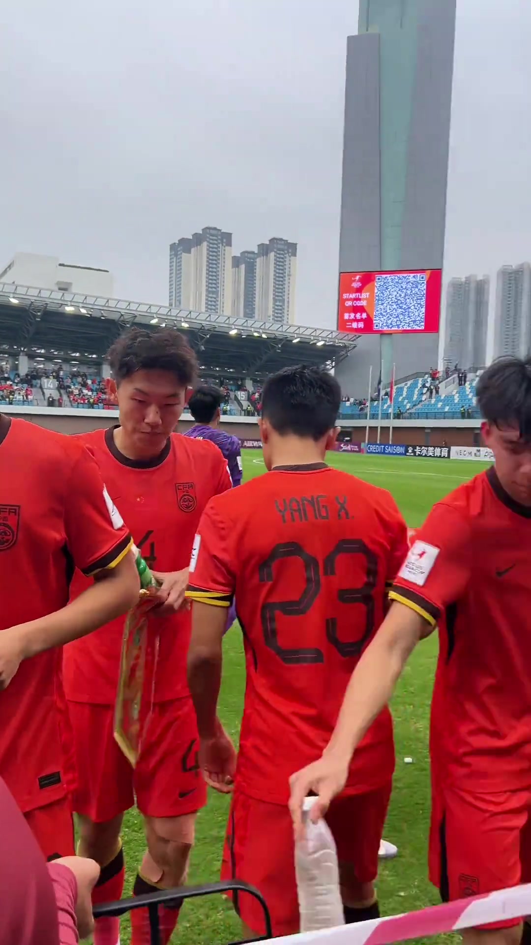 U20國足場邊的片段，教練強(qiáng)調(diào)做好防守