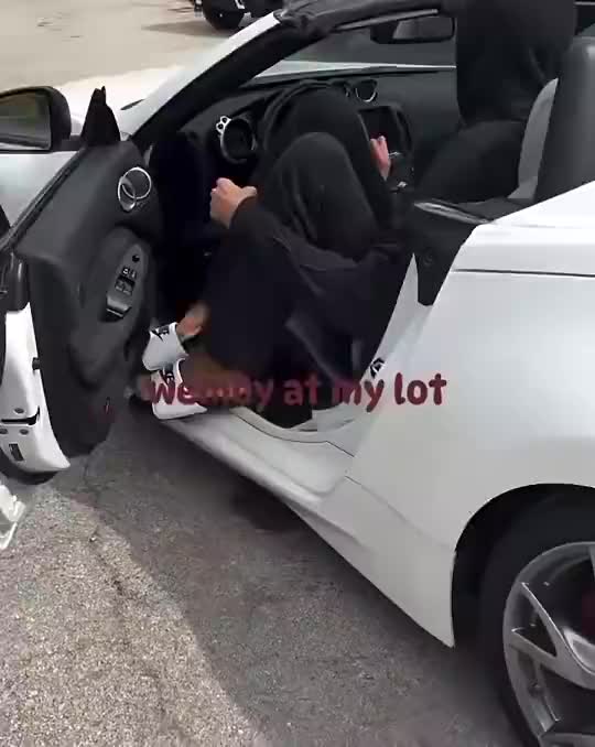 笑死！文班嘗試擠進(jìn)一輛跑車，最終因腳太長(zhǎng)還是放棄了！