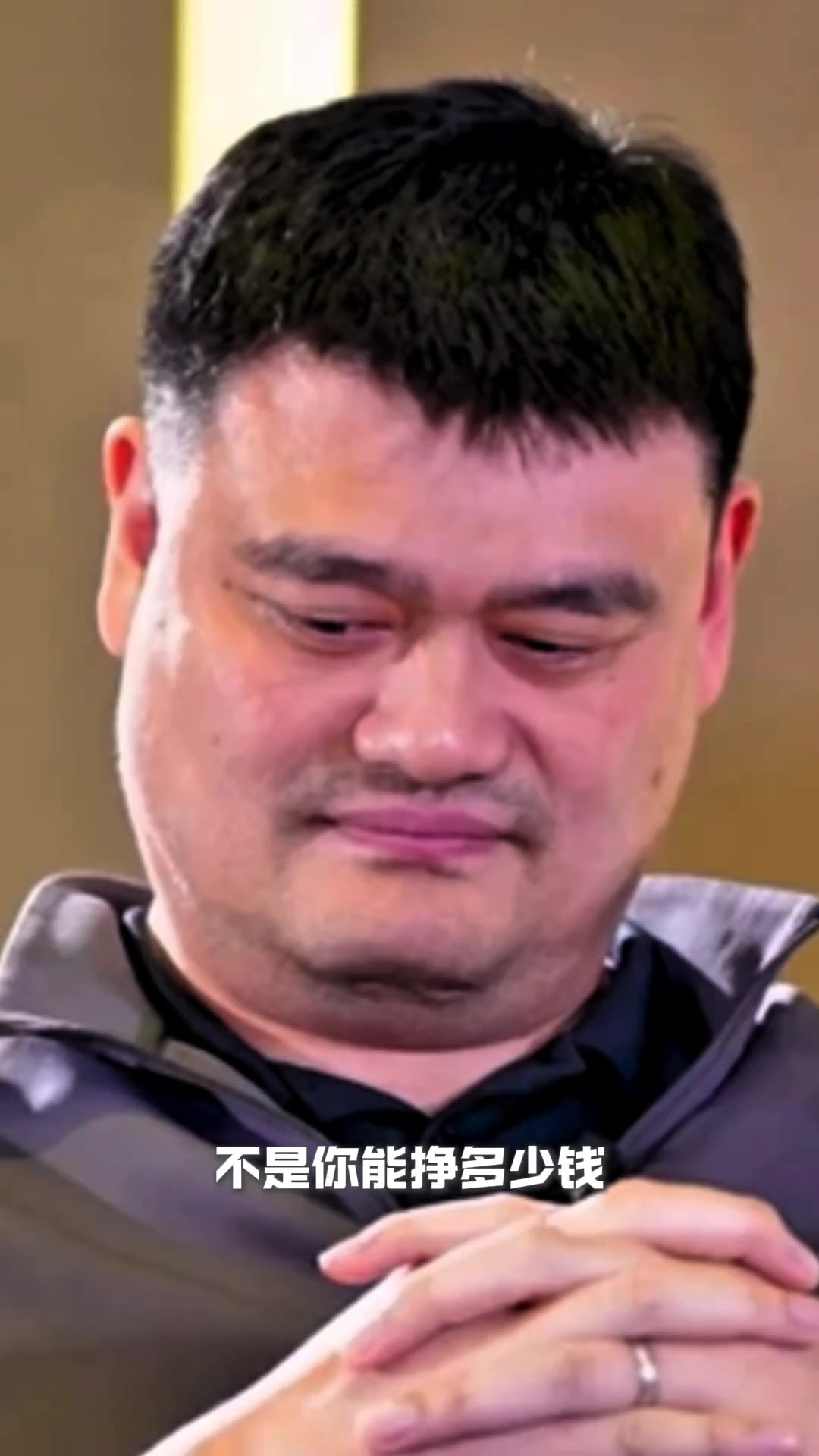 王治郅：現(xiàn)在球員喝口水都看手機(jī)，這不能幫你把球投進(jìn)