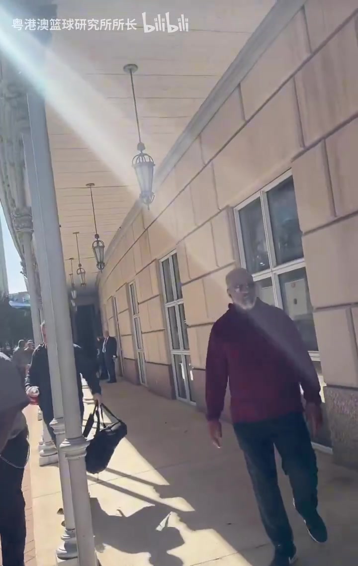 簡潔簽名！有點想看字母哥給球迷簽全名……