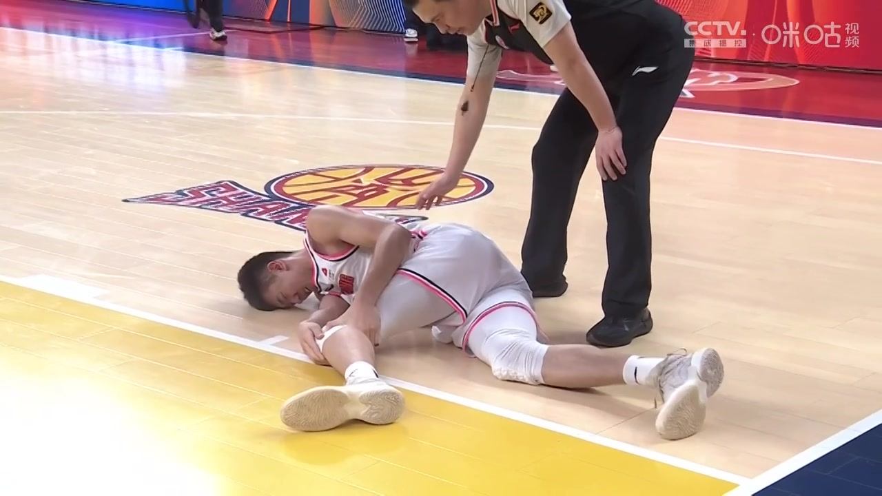 這沒打手？王少杰欲隔扣劉傳興 落地反掰膝蓋受傷 被隊友攙扶離場
