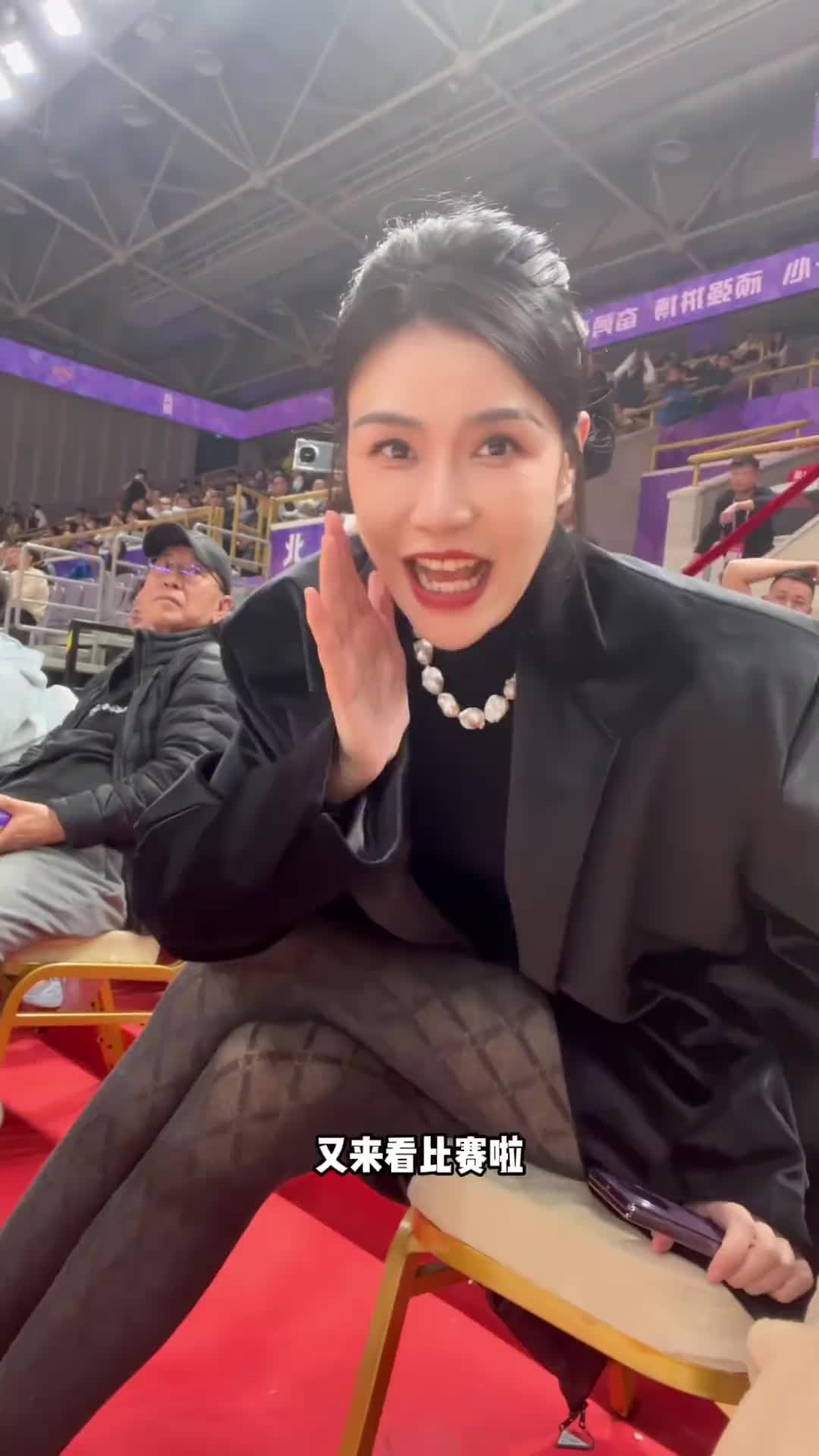 太顯眼了哈！前女籃國(guó)手許諾穿著黑絲來看球了~