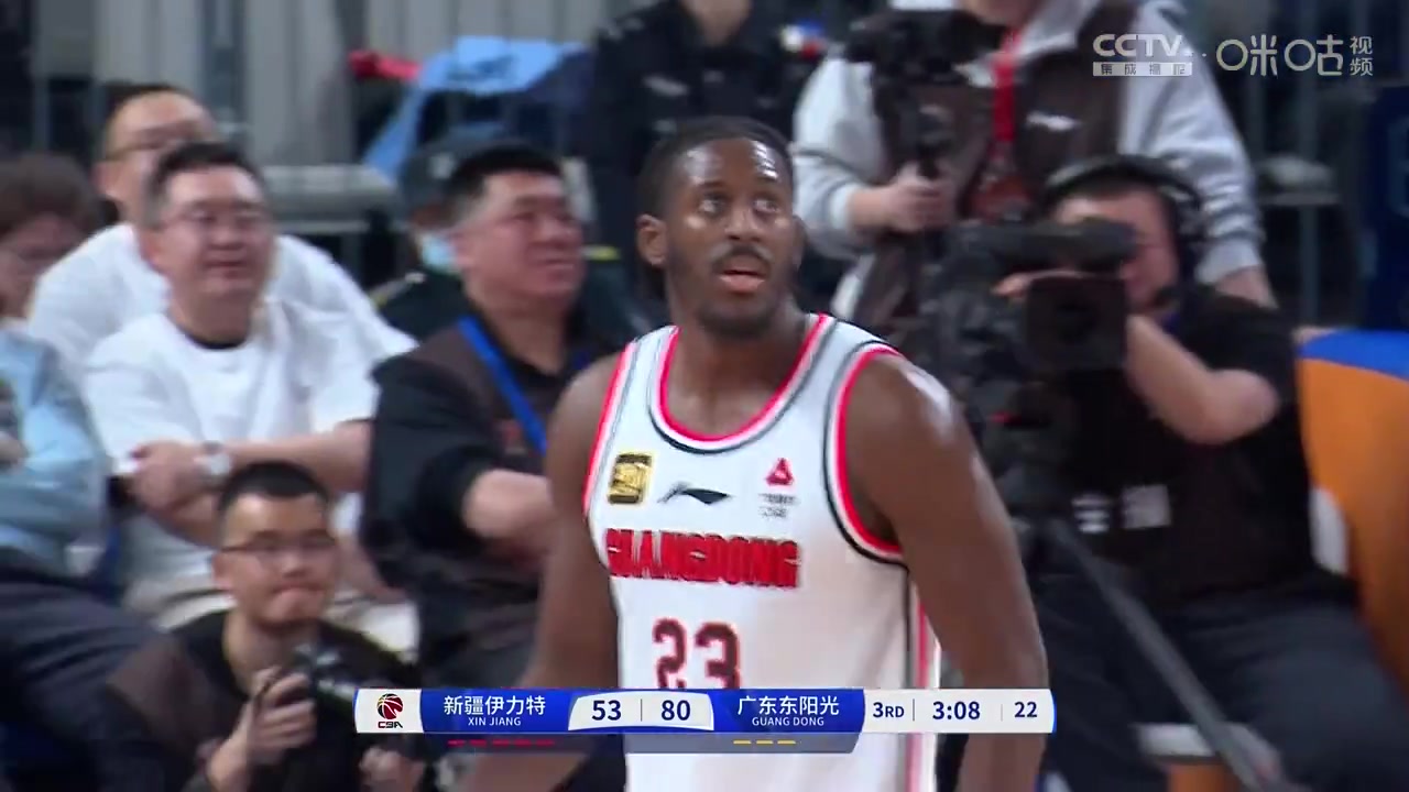 彩票刮出大獎！廣東新援基安德-庫克完美首秀，砍下20分8板，飚進五記三分