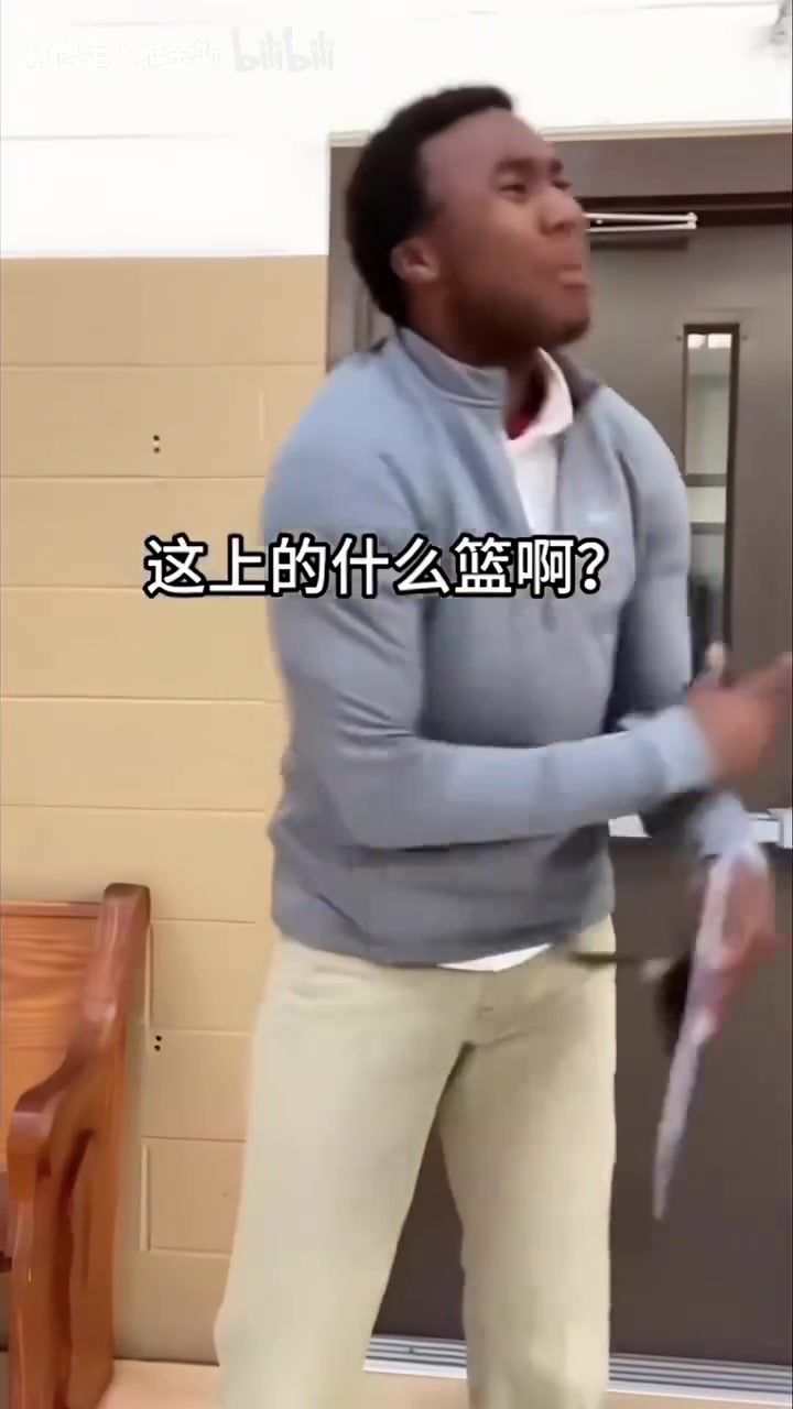 外國也有小品！外網(wǎng)網(wǎng)紅惡搞：當教練想批評布朗尼時……