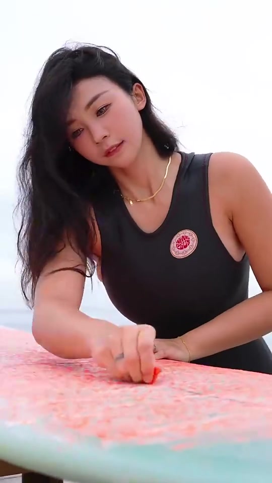 張曼源又玩沖浪啦！這大體格子還這么穿，觀感實(shí)在沖擊力太強(qiáng)了