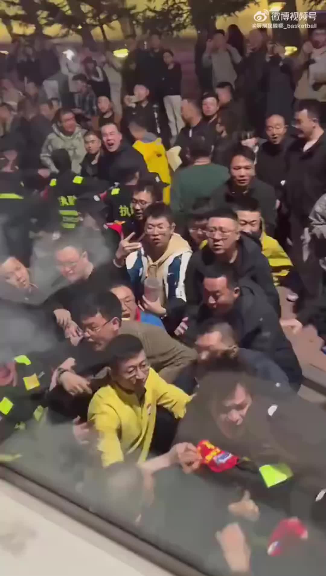 這梁子算是結(jié)下了！賽后山西球迷圍堵廣廈大巴