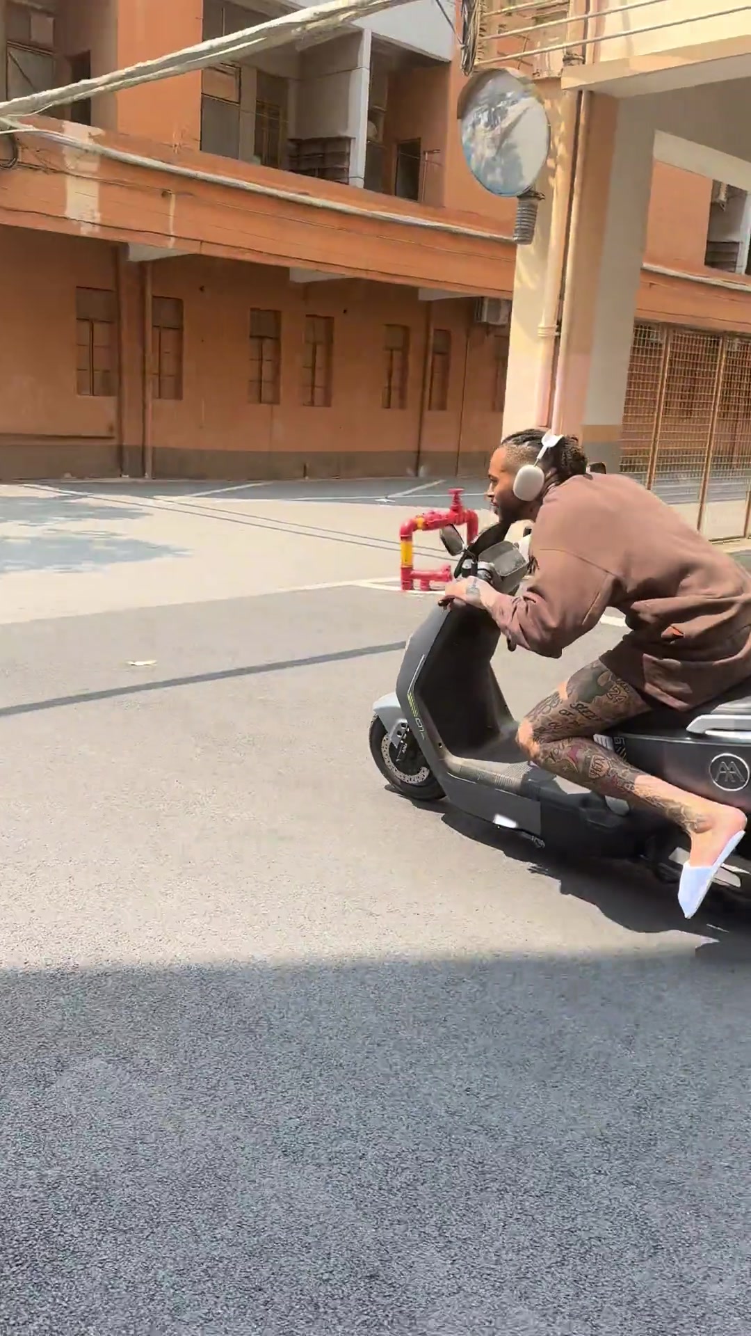 莫蘭德來廣東以后別的不說，車技是越來越溜了