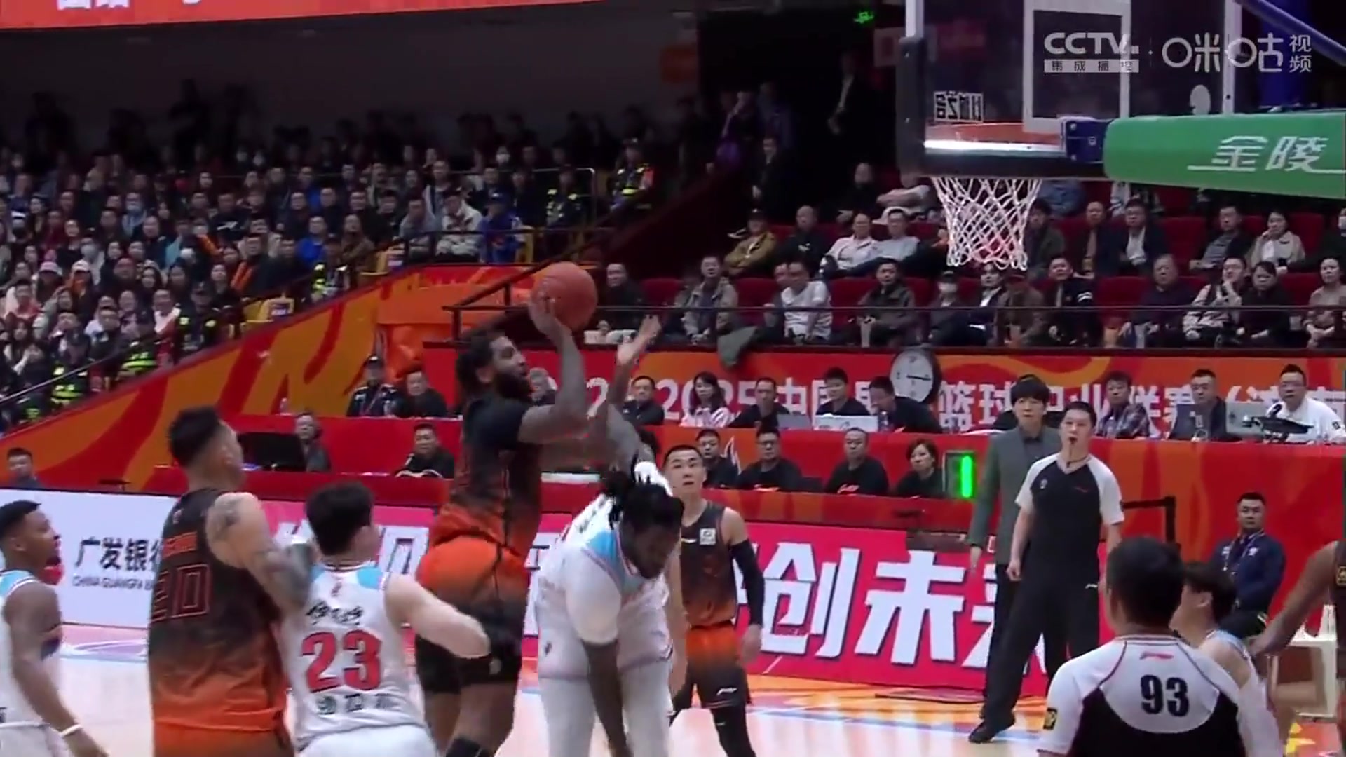 NBA級(jí)別的對(duì)抗！克里斯滯空正面頂飛哈雷爾 強(qiáng)硬打板上籃命中