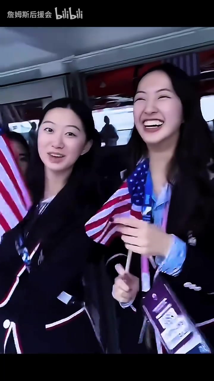 笑容收不住了！巴黎奧運(yùn)會(huì)名場(chǎng)面：我們用庫里的手機(jī)拍了合照！