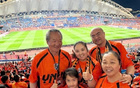球迷特寫：雙城看球，周五狂歡，五口之家共賞球賽。