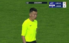 VAR頻繁介入，記者不滿，比賽受阻。