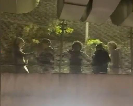 法媒：難以容忍，英國(guó)球迷在巴黎球員大巴前模仿猴子叫聲