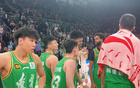 遼寧落幕顯溫情！球迷呼口號(hào)，張鎮(zhèn)麟抱隊(duì)友，楊鳴守望全隊(duì)