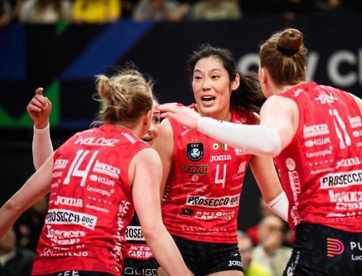 女排歐冠半決賽：科內(nèi)3-1米蘭晉級(jí)決賽，朱婷拿下全場(chǎng)最高21分