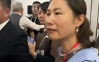 網(wǎng)傳藍衣女挑釁沖突，非北京女記者劉茹，涉事球迷已拘留。