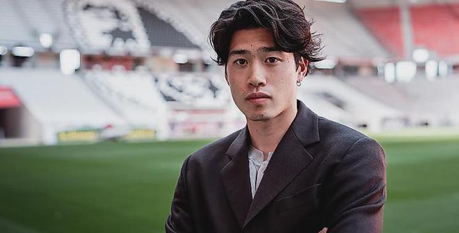 官方：弗賴堡簽約日本邊鋒鈴木唯人，新賽季穿14號(hào)球衣。