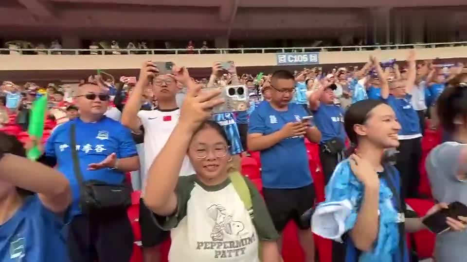 武漢女足謝場，舞旗慶晉級亞冠決賽，感謝球迷！