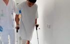武磊33歲仍想奔跑，術后拄拐需人扶。