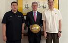 楊鳴、小劉受邀領(lǐng)館，遼籃外援選擇非美，未來(lái)更便利。