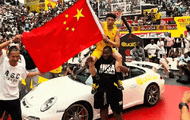 世界冠軍！陳登星扣籃大賽奪冠，舉旗慶祝！