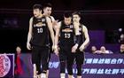 遼籃舊將業(yè)余賽沖突，怒視對手，多人勸解。