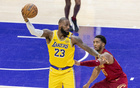 NBA高管：詹姆斯應(yīng)自由簽約騎士而非執(zhí)行球員選項。