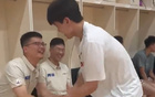 楊瀚森返青，與球員握手，擁抱劉維偉，記者眾多。